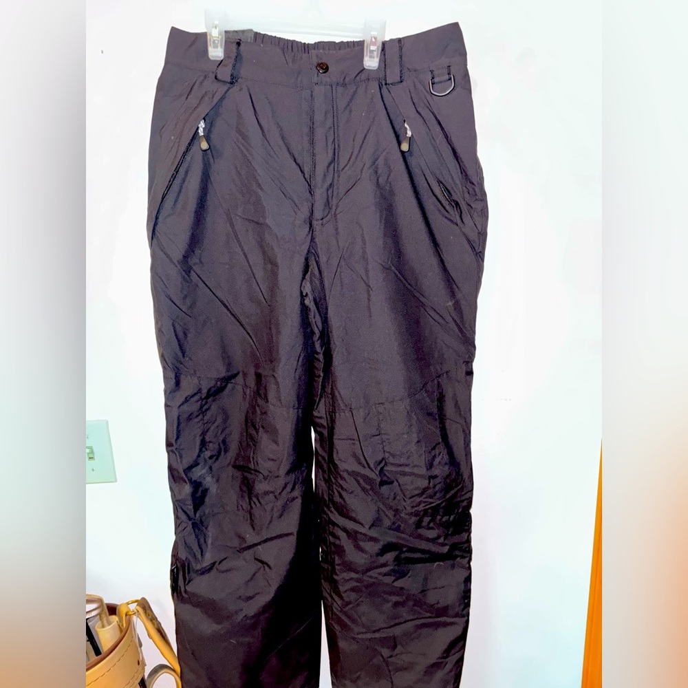 Men’s Columbia snowboarding pants size medium no holes, rips, or tears.